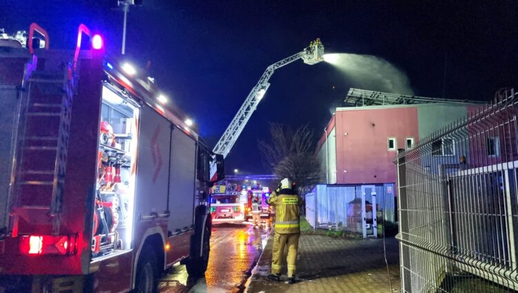 Nocny pożar w mieleckiej fabryce produkującej plastikowe klocki 1 - Polskie Radio Rzeszów Nocny pożar w mieleckiej fabryce produkującej plastikowe klocki