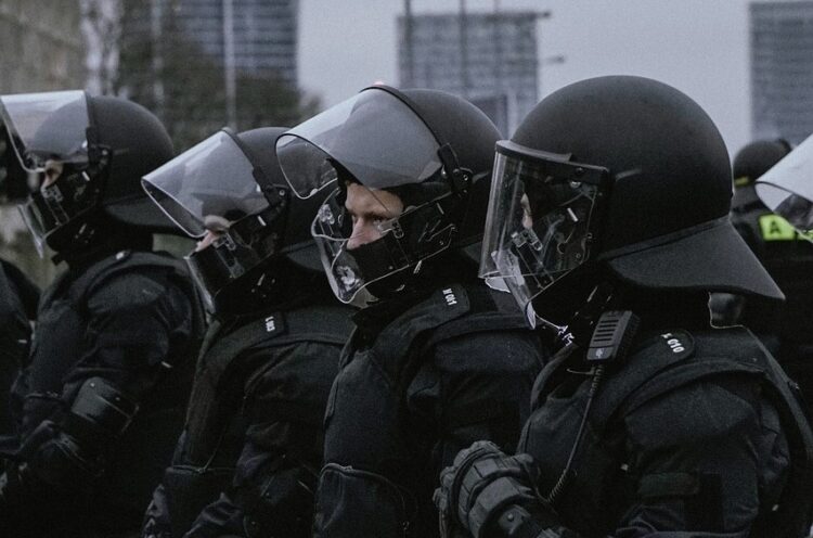 Policja opublikowała wizerunki poszukiwanych osób, które brały udział w środowych protestach