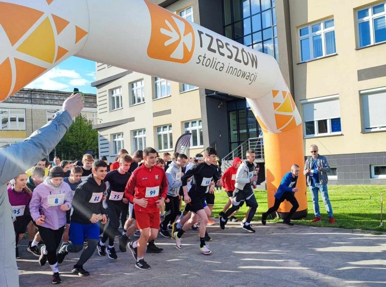 Tak było podczas Charytatywnego Biegu Internatów „Pomaganie przez bieganie”