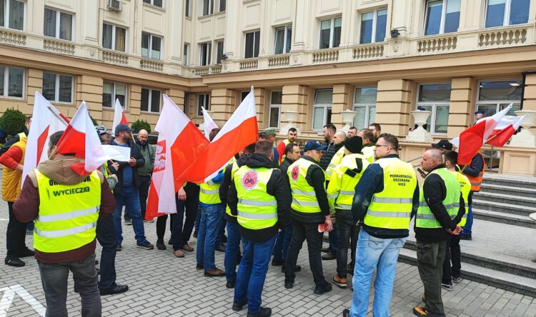 Protest rolników przed urzędem wojewódzkim w Rzeszowie