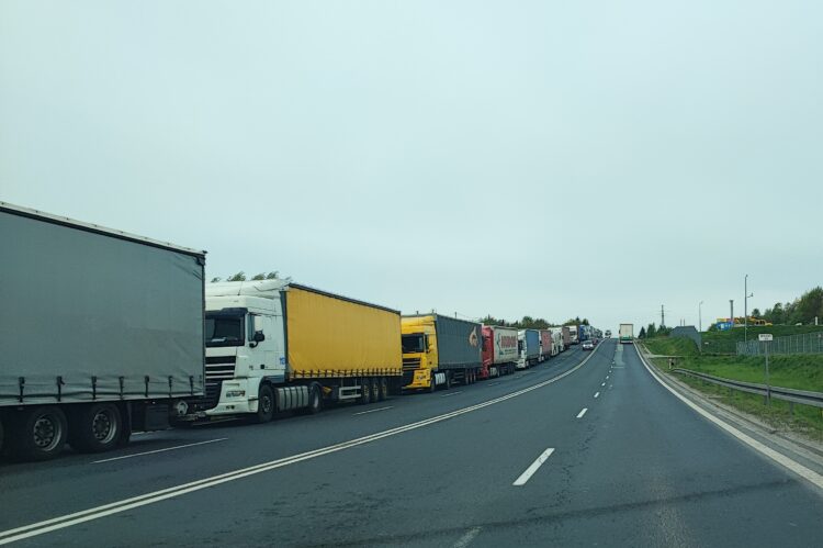 Rolnicy zakończyli protest. Przed granicą duże kolejki TIR-ów 1 - Polskie Radio Rzeszów Rolnicy zakończyli protest. Przed granicą duże kolejki TIR-ów