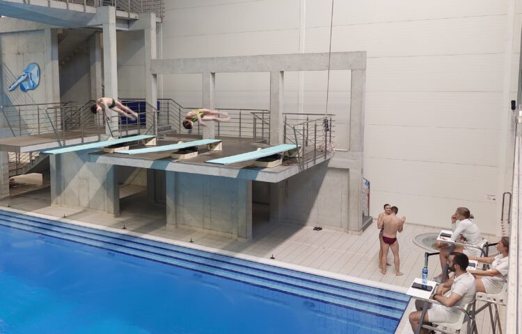 Skoki do wody. Złote medale na własnej pływalni