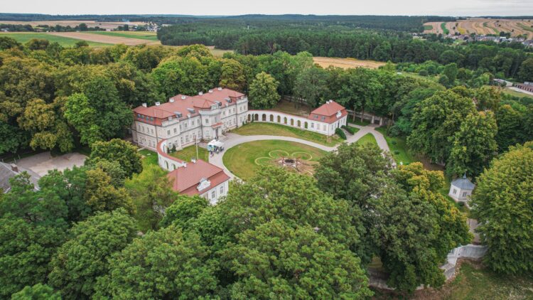 Zespół Pałacowo – Parkowy w Narolu inauguruje dzisiaj sezon turystyczny