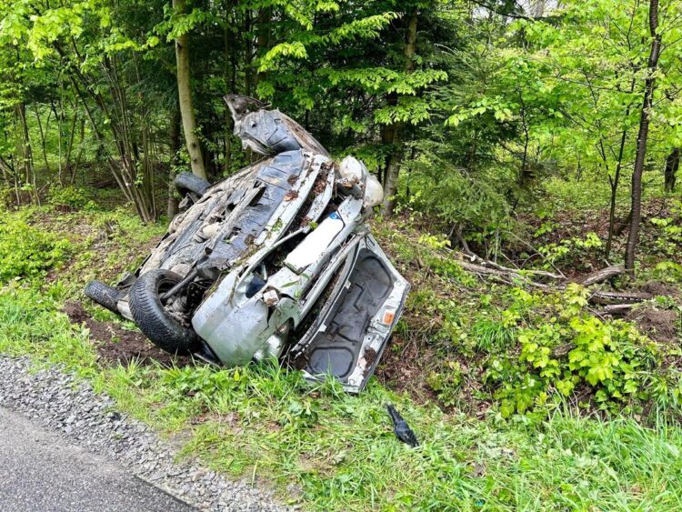 Wypadek w Zmiennicy. Dachowała honda