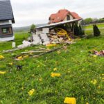 Auto przeleciało przez posesję, zniszczyło ogrodzenie i wiatę (zdjęcia) 6 - Polskie Radio Rzeszów Auto przeleciało przez posesję, zniszczyło ogrodzenie i wiatę (zdjęcia) - Polskie Radio Rzeszów