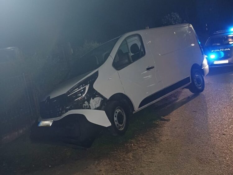 Nie miał prawa jazdy, ale wsiadł do busa i wjechał do rowu