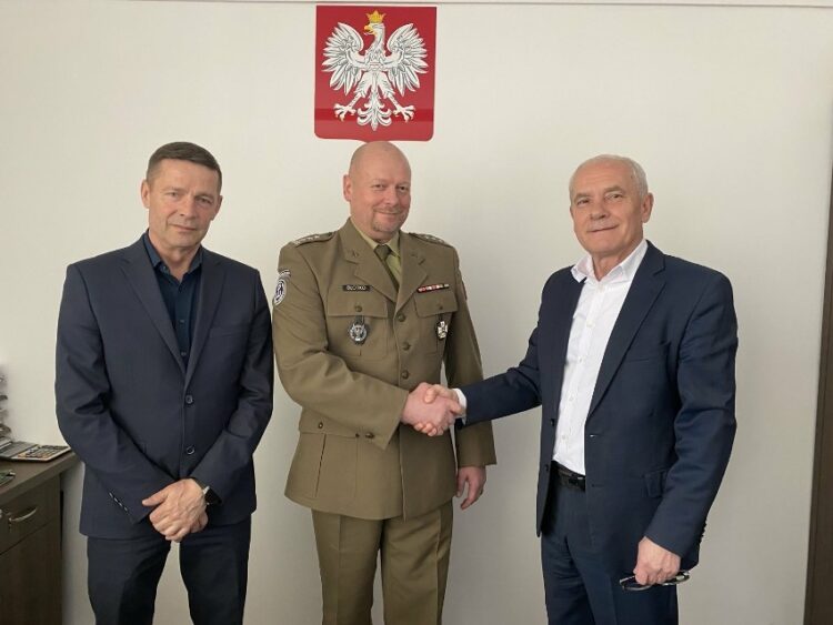 Radni powiatu leskiego przekazali działkę dla 20. Przemyskiej Brygady OT