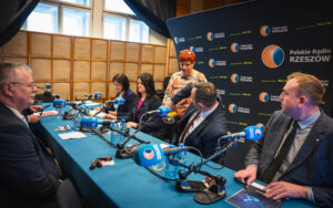 Będą walczyć o mandaty w sejmiku. Debata przedstawicieli komitetów wyborczych - Polskie Radio Rzeszów