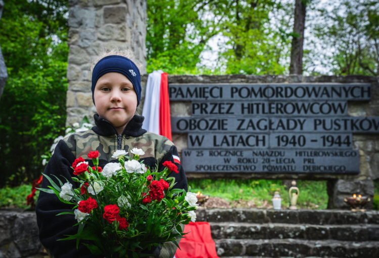 Przyjechali na Górę Śmierci oddać hołd ofiarom obozu (fotogaleria)