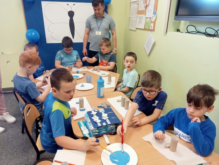 Niebieski kolorem solidarności z osobami autystycznymi