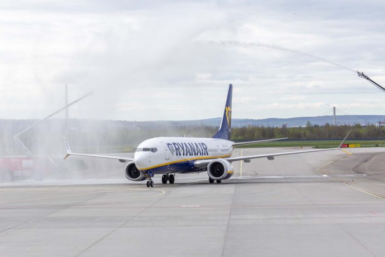 Rejs z Alicante powitany salutem wodnym