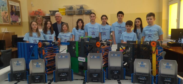 Najlepsi uczniowie-robotycy zbierają pieniądze na wyjazd do USA 1 - Polskie Radio Rzeszów Najlepsi uczniowie-robotycy zbierają pieniądze na wyjazd do USA