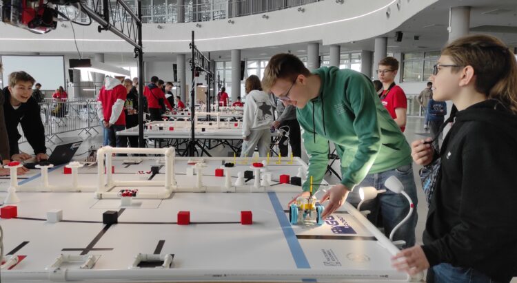 Konkurs budowy i programowania robotów