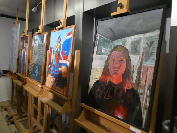 Wystawa prac dyplomowych uczniów liceum plastycznego w Krośnie