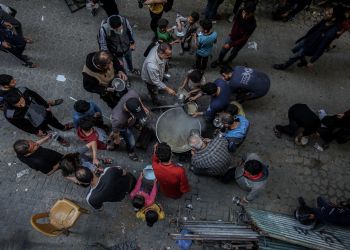 Izrael/Haaretz: Ostrzelano konwój humanitarny, bo&nbsp;żołnierze mieli dostrzec uzbrojoną postać