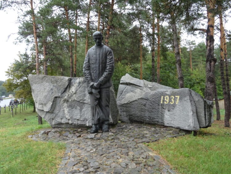 Hołd ofiarom zbrodni katyńskiej w Bykowni pod Kijowem