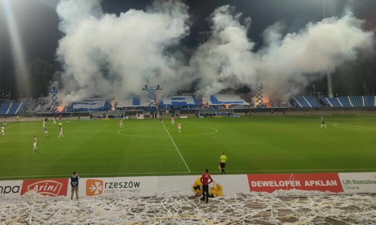 Piłka nożna. Stal wygrała derby Rzeszowa
