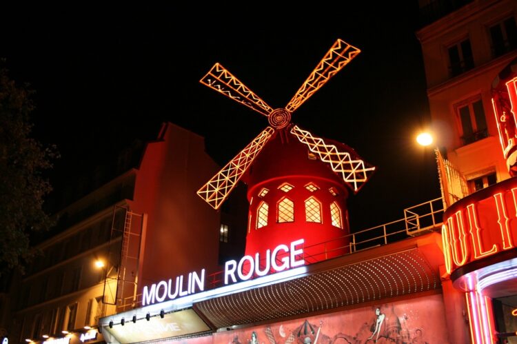 Paryż. Odpadły skrzydła kabaretu Moulin Rouge