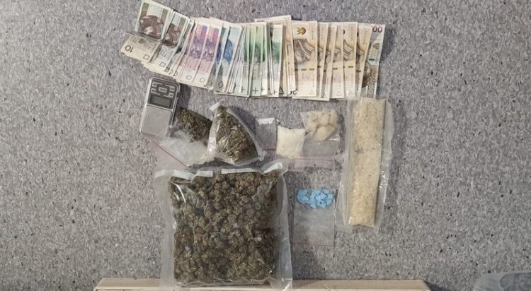 Czterech mężczyzn stanie przed sądem za posiadanie narkotyków