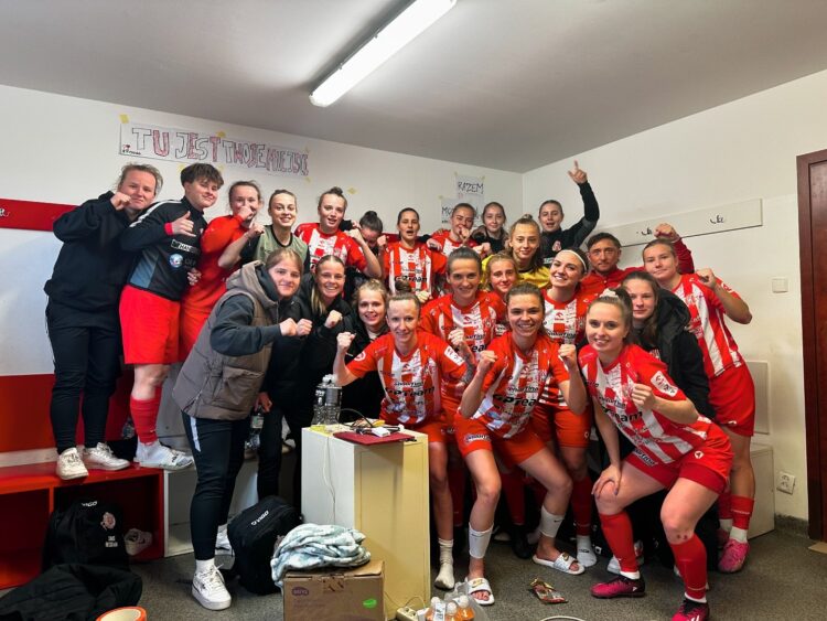 Piłka nożna. Liderki z Rzeszowa lepsze od Legii 1 - Polskie Radio Rzeszów Piłka nożna. Liderki z Rzeszowa lepsze od Legii