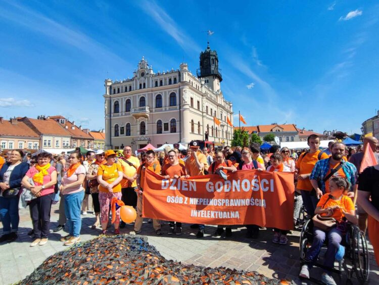 Ulicami Jarosławia przeszedł Marsz Godności