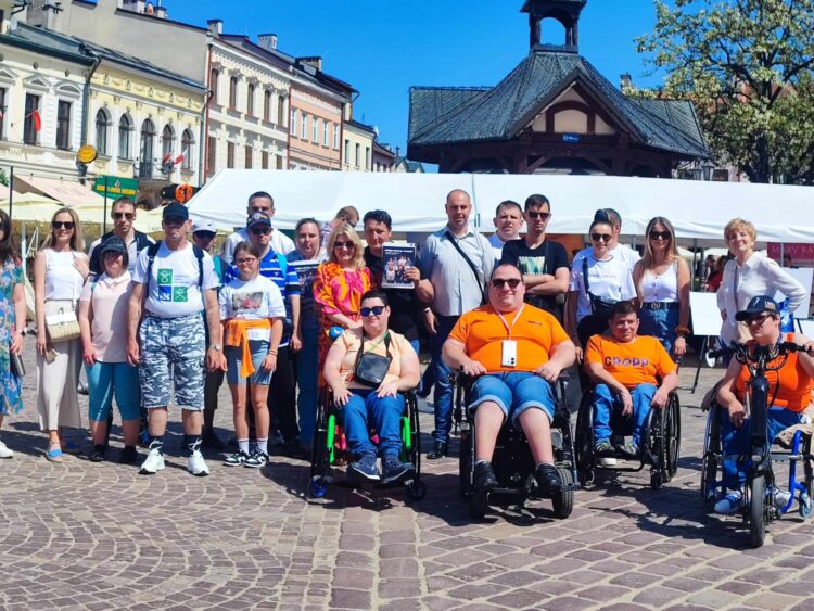 Atrakcje na rzeszowskim Rynku podczas obchodów dnia osób z niepełnosprawnościami 1 - Polskie Radio Rzeszów Atrakcje na rzeszowskim Rynku podczas obchodów dnia osób z niepełnosprawnościami