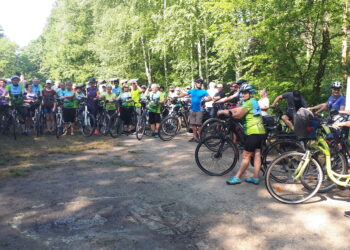 Ponad stu rowerzystów wyruszyło w&nbsp;rajd ścieżką przyrodniczo-historyczną