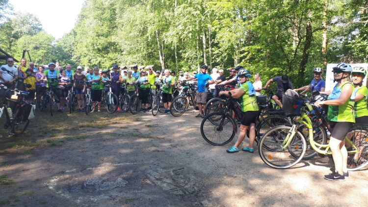 Ponad stu rowerzystów wyruszyło w rajd ścieżką przyrodniczo-historyczną