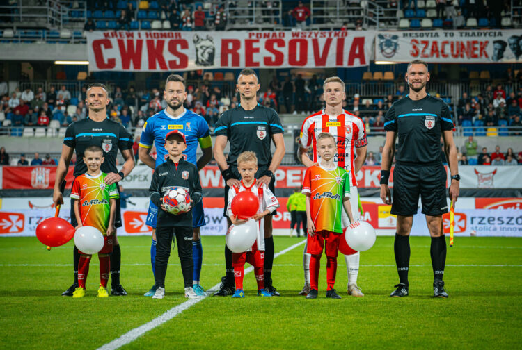 Piłka nożna. Resovia jedną nogą w II lidze (fotogaleria)