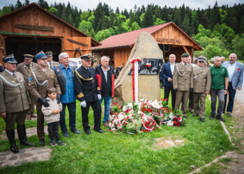 Pomnik w&nbsp;Cisnej: bohaterom spod Monte Cassino (fotogaleria)