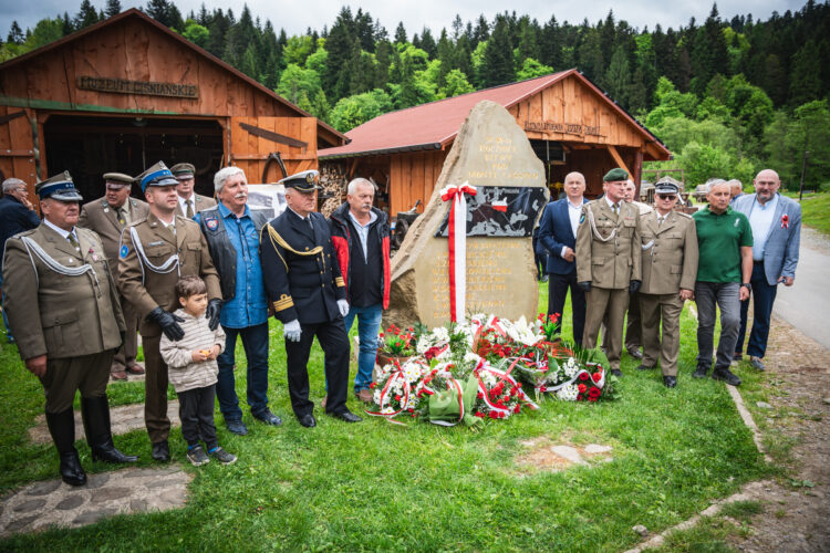 Pomnik w Cisnej: bohaterom spod Monte Cassino (fotogaleria)