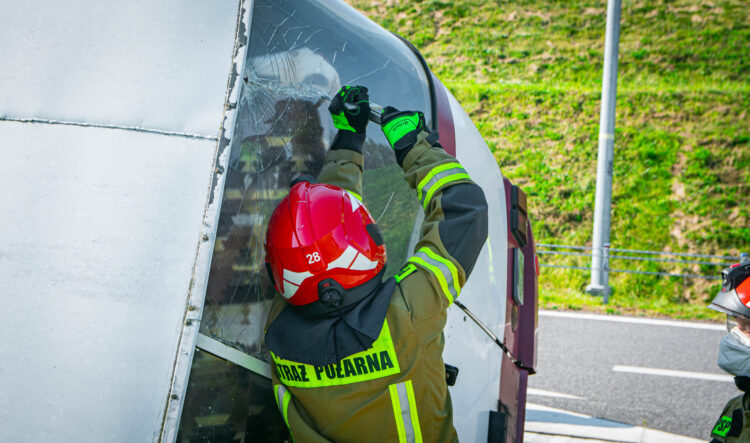 Zderzenie busa z osobówką. Jedna osoba nie żyje