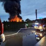 Trwa dogaszanie pożaru składowiska wraków samochodów w miejscowości Malinie 4 - Polskie Radio Rzeszów Trwa dogaszanie pożaru składowiska wraków samochodów w miejscowości Malinie - Polskie Radio Rzeszów