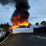 Trwa dogaszanie pożaru składowiska wraków samochodów w miejscowości Malinie 3 - Polskie Radio Rzeszów Trwa dogaszanie pożaru składowiska wraków samochodów w miejscowości Malinie - Polskie Radio Rzeszów