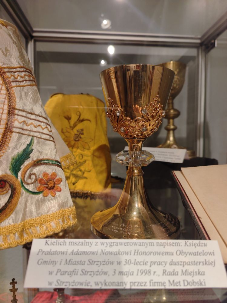 Ornaty, kielichy i mszały na wystawie w Strzyżowie 1 - Polskie Radio Rzeszów Ornaty, kielichy i mszały na wystawie w Strzyżowie
