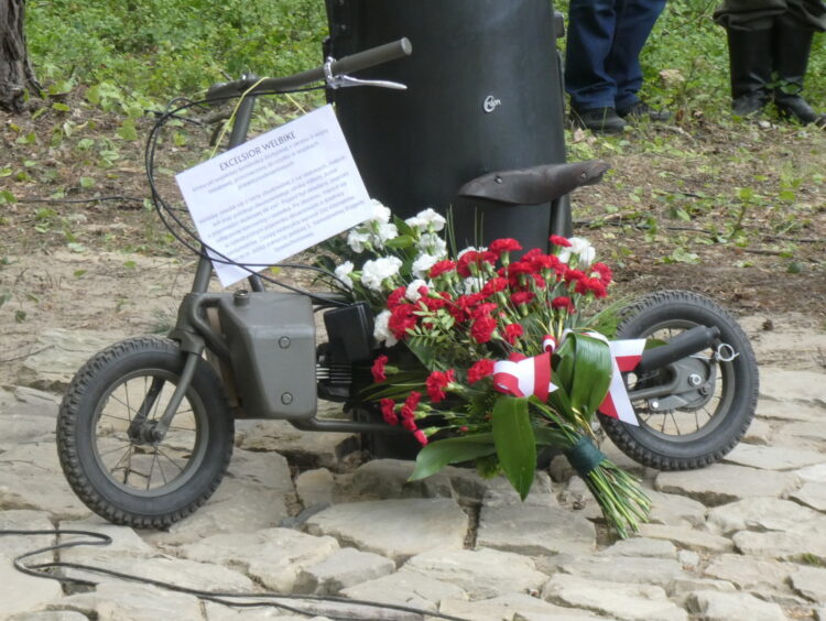 Pomnik przypominający o zrzutach w Żołyni