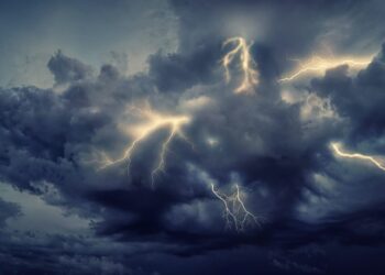 Ostrzeżenie przed&nbsp;burzami. Porywy wiatru do&nbsp;90 km/h