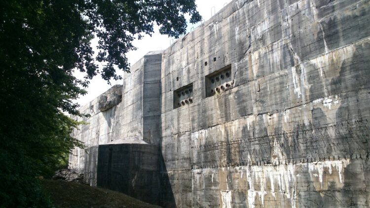 Szef MON za budową bunkrów i okopów na granicy z Białorusią i Rosją