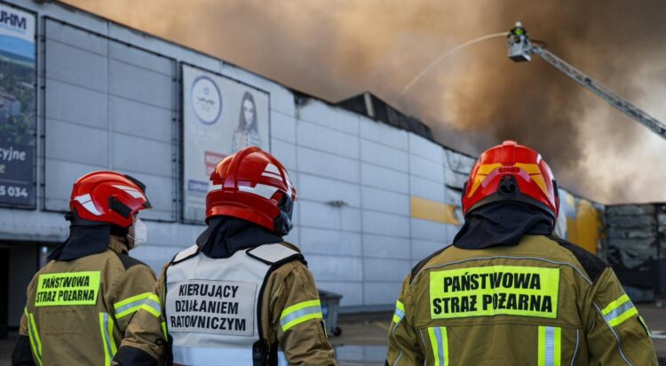 Spłonęło ponad 1400 sklepów i punktów usługowych. Strażacy dozorują spaloną halę