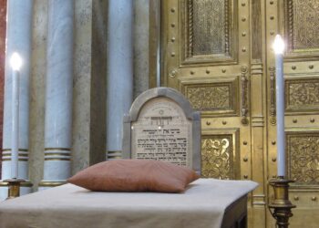 Uzbrojony mężczyzna próbował podpalić synagogę w&nbsp;Rouen, został zabity