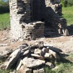 Remont kamiennej kapliczki w Polanach Surowicznych, nieistniejącej wsi łemkowskiej - Polskie Radio Rzeszów