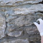 Remont kamiennej kapliczki w Polanach Surowicznych, nieistniejącej wsi łemkowskiej - Polskie Radio Rzeszów