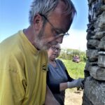 Remont kamiennej kapliczki w Polanach Surowicznych, nieistniejącej wsi łemkowskiej - Polskie Radio Rzeszów