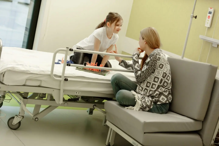 Szpitale dostały łóżka dla rodziców czuwających przy swoich chorych dzieciach