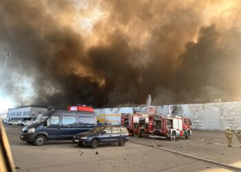 Pożar hali w&nbsp;Warszawie, ostrzeżenia RCB