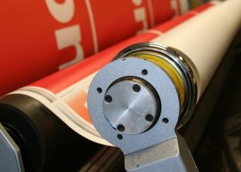 Onet: W&nbsp;tajnym garażu drukowali banery polityków PiS