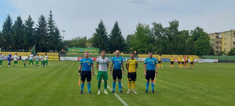 Piłka nożna. Pewna wygrana Siarki przed własną widownią