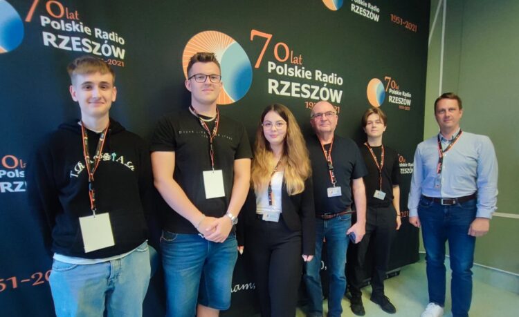 Uczniowie szkoły technicznej zdobywają doświadczenie w Hiszpanii