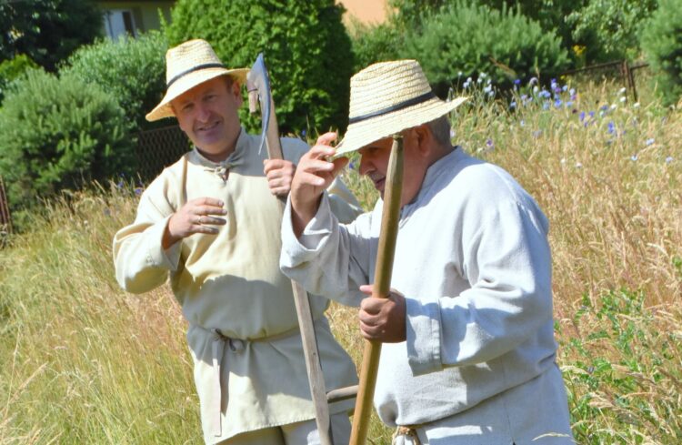 Sianokosy w Będziemyślu, zajęcia etnograficzne dla młodzieży (fotogaleria)