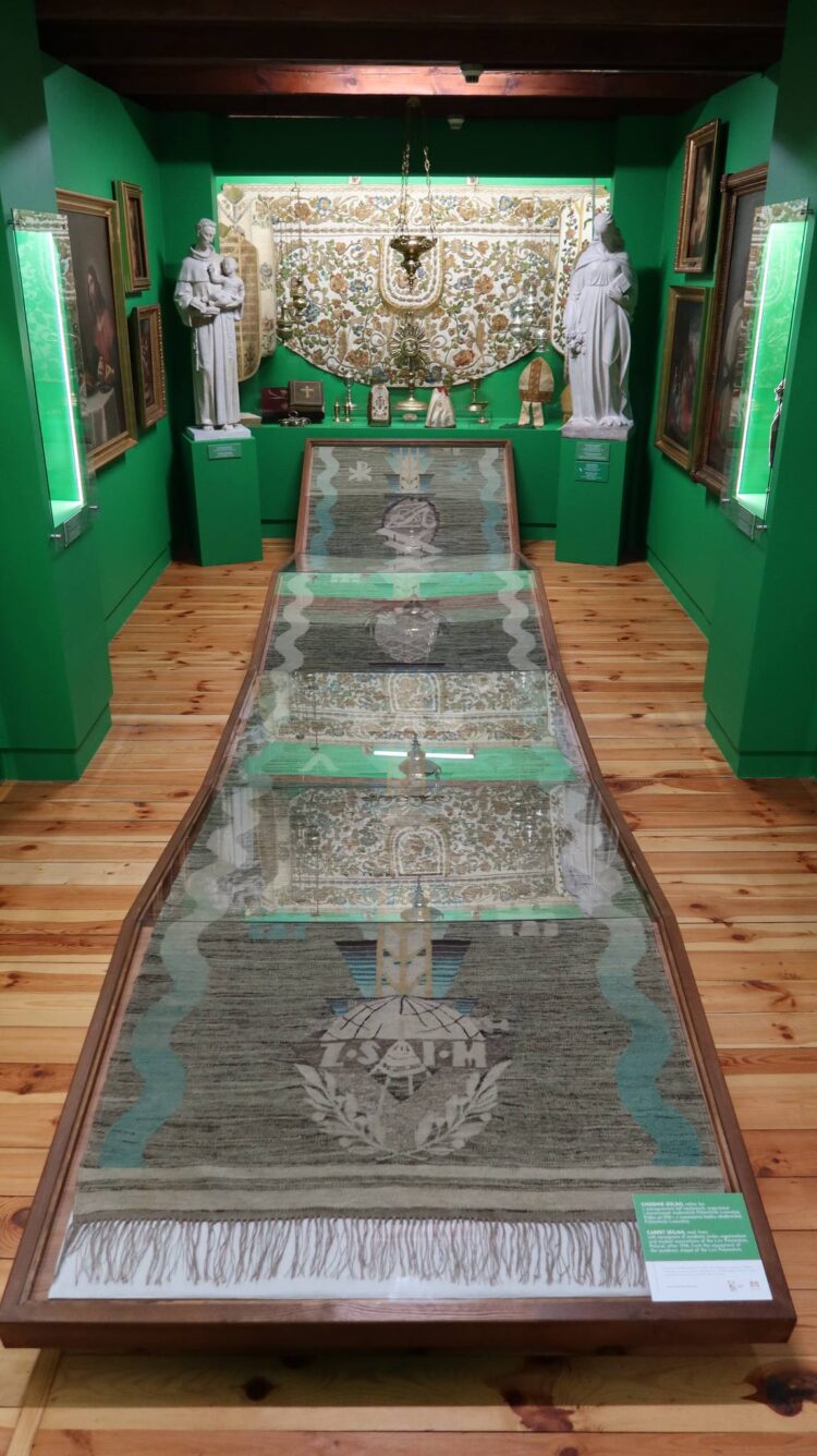 Kilim i skrzynie wianne z Muzeum Kresów już po konserwacji